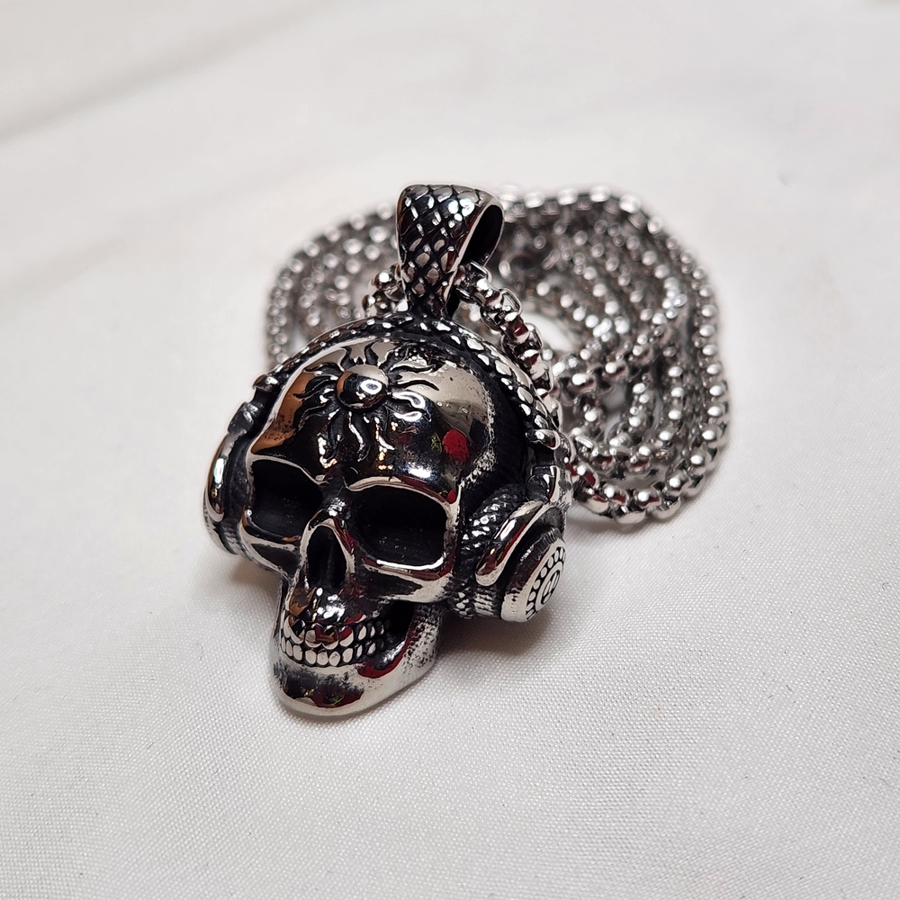Stainless Steel Skull Necklace w/ Headphones and Sun Detail Chain Incl NWOT - Picture 2 of 9